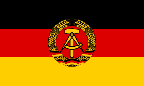 Welcher deutsche Staat hatte eine schwarz-rot-goldene Flagge mit Hammer, Zirkel und Ährenkranz?