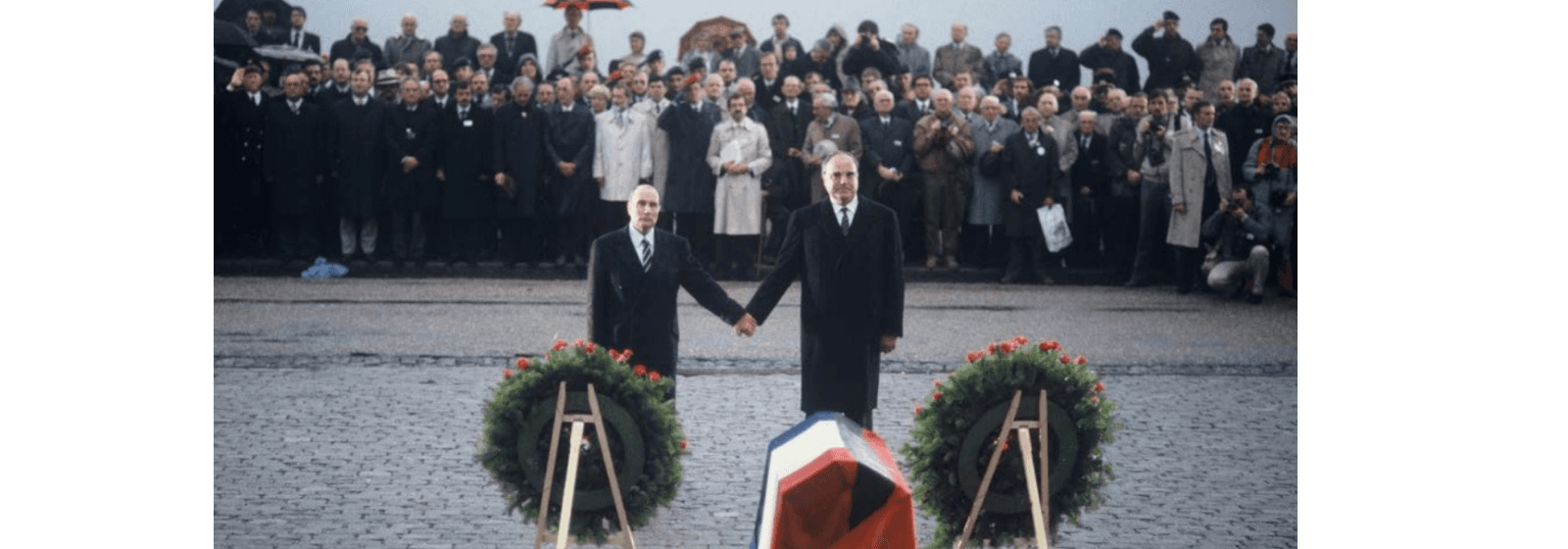 Der französische Staatspräsident François Mitterrand und der deutsche Bundeskanzler Helmut Kohl gedenken in Verdun gemeinsam der Toten beider Weltkriege. Welches Ziel der Europäischen Union wird bei diesem Treffen deutlich?